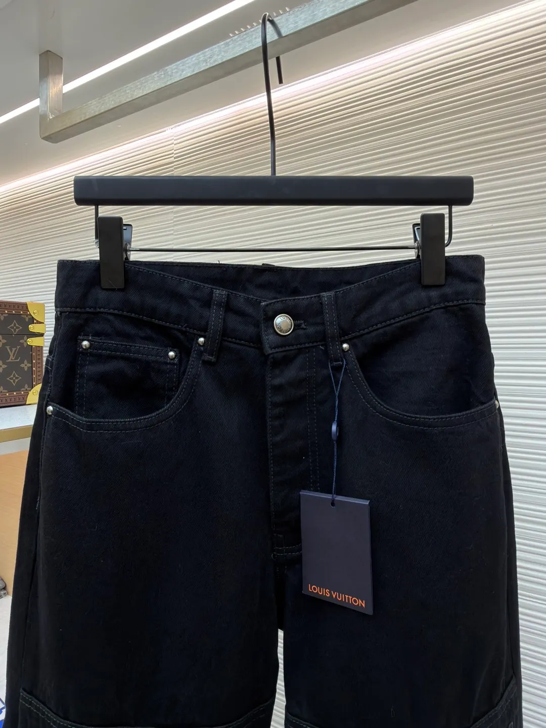 LOUIS VUITTON washed ripped jeans ●Authentic product: Purchased and developed by 18181 ●Item number: 1682310-B55 ●Material: pure cotton premium denim ●Technology: laser burning ●Version: fitted version ●Weight: about 960 grams ●Size: 30-32-34-36 ●Description: This destroyed detail is really cool. This washed denim truck elevates a classic silhouette with contrasting Monogram detailing front and rear, crafted with an edgy tear effect. This mid-season item is effortlessly layered and can be matched with other accessories to present a trendy style. The overall routing is straight and delicate, the fabric is comfortable and soft, and the color is consistent without any color difference. It can be matched with the same style to create a fashionable look, and can be used in various occasions. Customized accessories, complete with three standards, the same style for men and women!